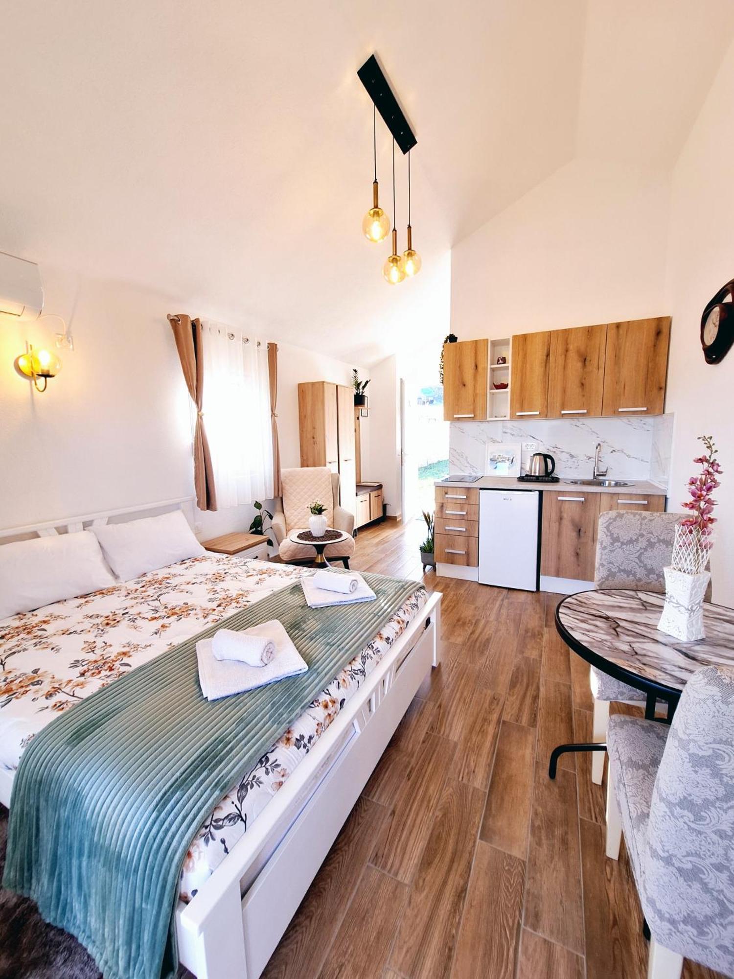 Sunny Side Apartments Rijeka Crnojevića Eksteriør billede